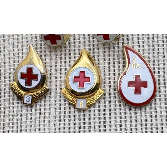 Vintage American Red Cross Blood Donor Pins Lot Of 5 Gold Tone 2 3 6 Gallon - Picture 4 of 8